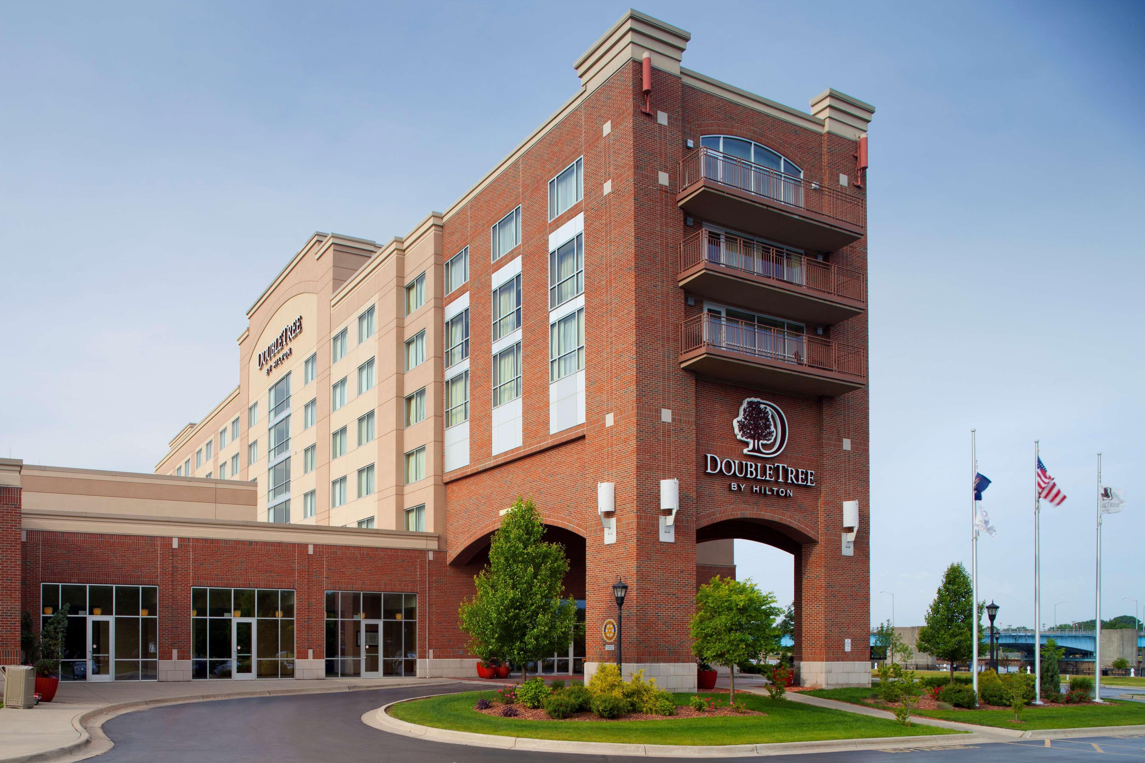 Doubletree By Hilton Bay City - Riverfront Hotel Exterior photo